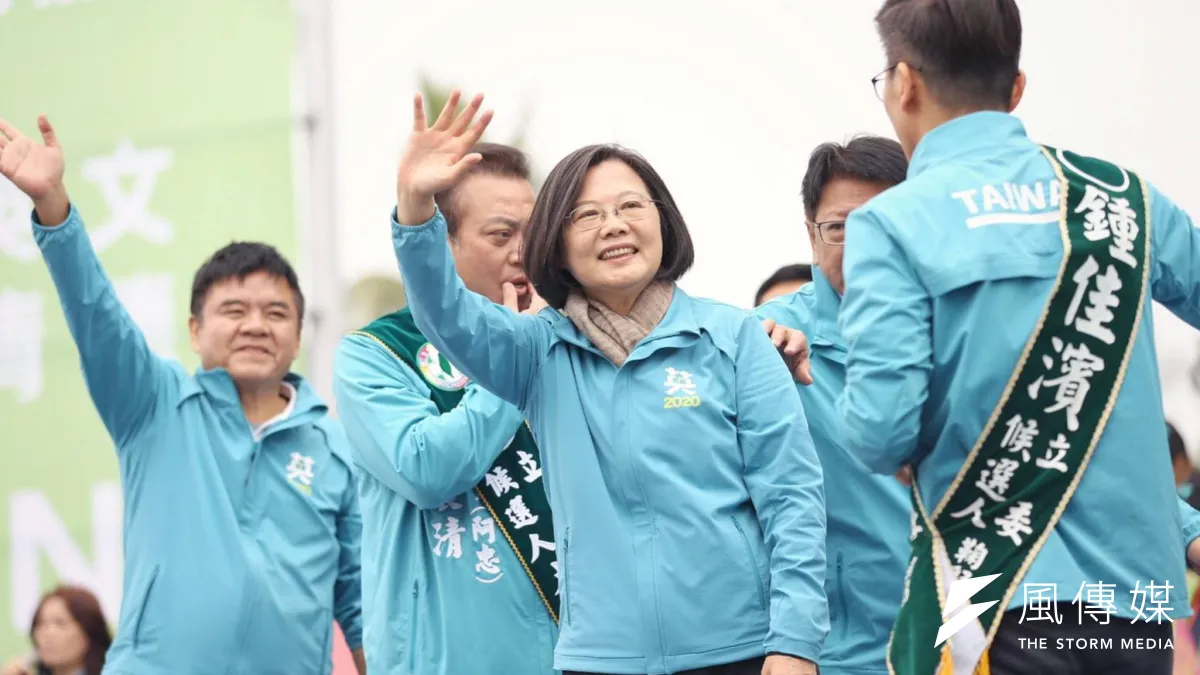 針對總統蔡英文(中)7日在造勢活動上,針對2018年九合一選舉表現向高雄市民的「道歉」。對此,台灣民意基金會董事長游盈隆認為,蔡英文其實並不願承認問題出在自己和執政夥伴身上,只會一味的推責任。(資料照,蔡英文總統連任辦公室提供)