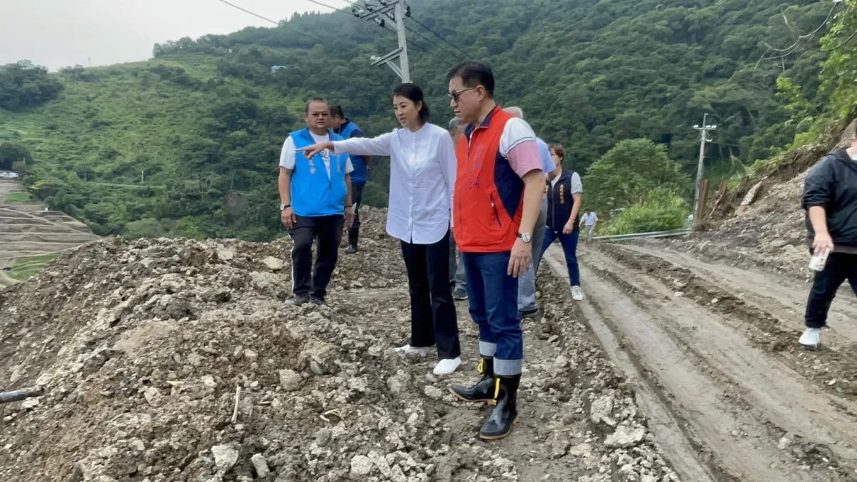 南投縣長許淑華到投89線52公里處實勘道路坍方修復情形。(圖/南投縣政府)