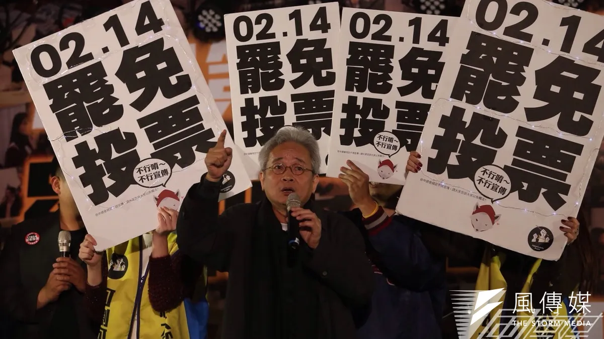 國民黨籍立委蔡正元罷免案投票在即,「割闌尾計畫」13日晚間在大湖公園舉辦「罷前之夜」,圖為作家馮光遠。(楊子磊攝
