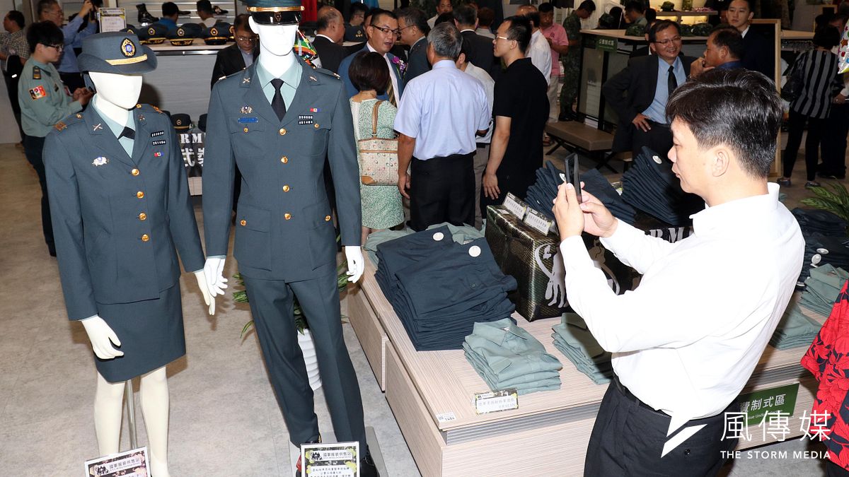 國防部軍備副部長張冠群指出,國軍服裝供售站除開放式賣場外,也結合時下年輕人熟悉的電商購物,官兵可透過手機APP或訂購網頁,隨時隨地下訂所需服裝,由物流業者配送至營區、住家或便利商店,大幅提升後勤補給的效率。(蘇仲泓攝) 國防部軍備副部長張冠群指出,國軍服裝供售站除開放式賣場外,也結合時下年輕人熟悉的電商購物,官兵可透過手機APP或訂購網頁,隨時隨地下訂所需服裝,由物流業者配送至營區、住家或便利商店,大幅提升後勤補給的效率。(蘇仲泓攝)