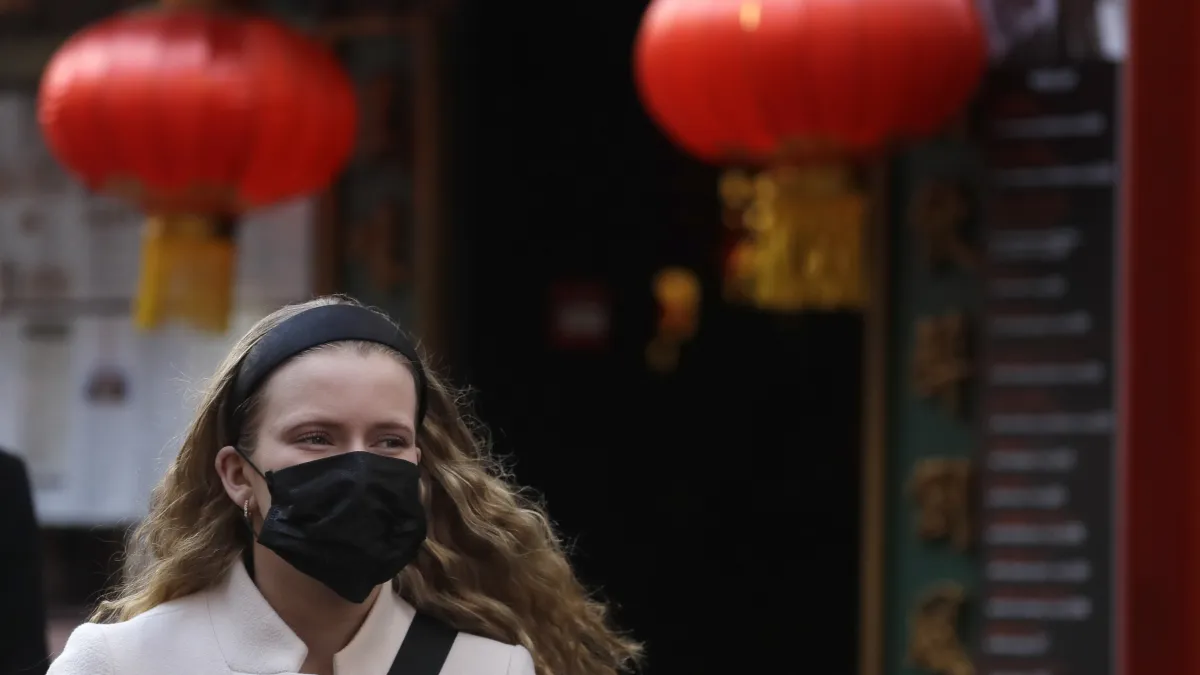 中國武漢肺炎疫情蔓延,2月7日,英國倫敦中國城的人們戴著口罩(美聯社)