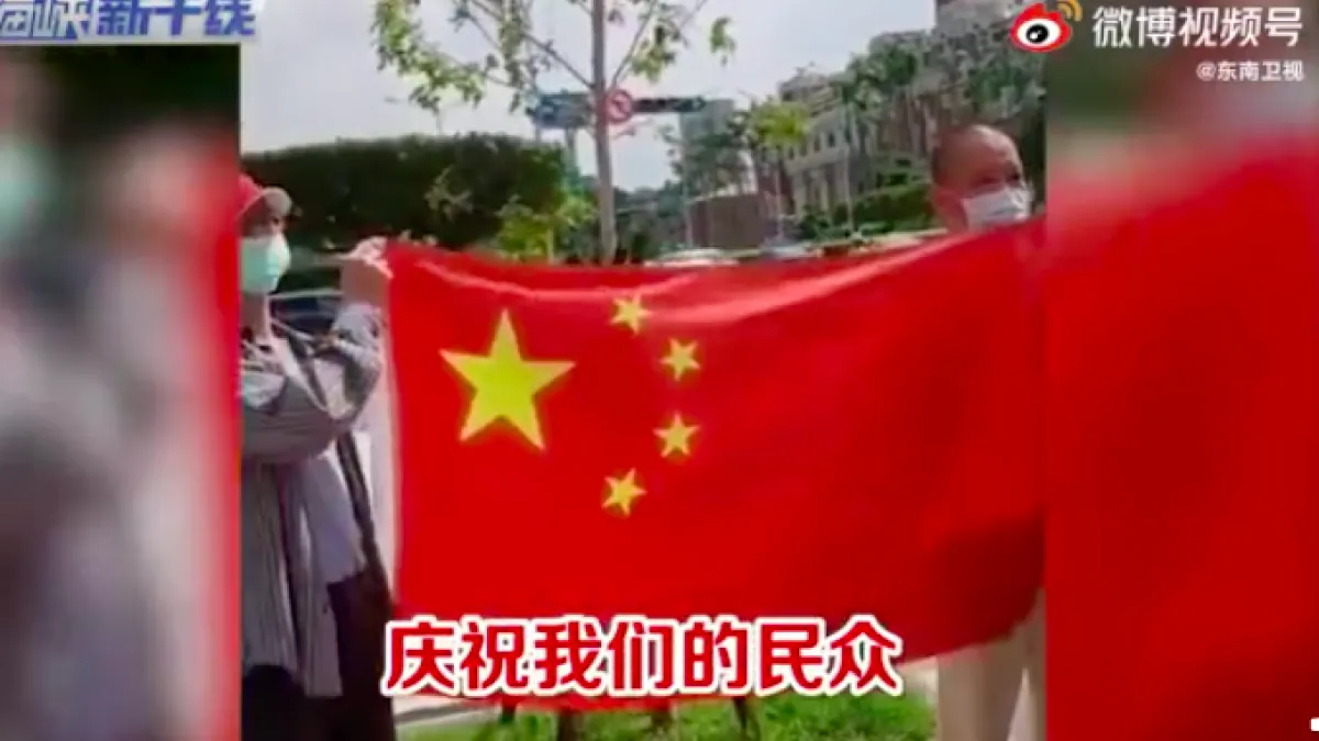 中國官媒《東南衛視》發表影片聲稱台灣民眾集體高舉五星旗,歡慶這批中國公司「參與研發」的復必泰疫苗到貨。(取自東南衛視微博)