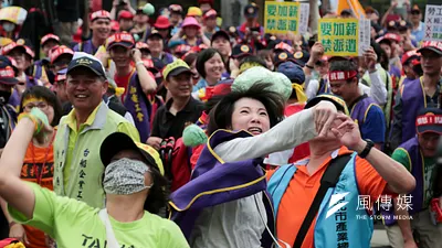 勞動部明天召開的基本工資審議委員會,基本工資是否調漲,倍受矚目。圖為五一遊行立法院丟芭樂行動。(余志偉攝)