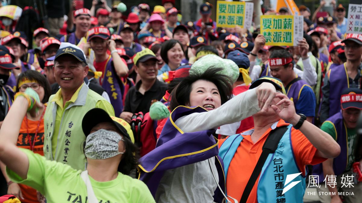 勞動部明天召開的基本工資審議委員會,基本工資是否調漲,倍受矚目。圖為五一遊行立法院丟芭樂行動。(余志偉攝) 勞動部明天召開的基本工資審議委員會,基本工資是否調漲,倍受矚目。圖為五一遊行立法院丟芭樂行動。(余志偉攝)