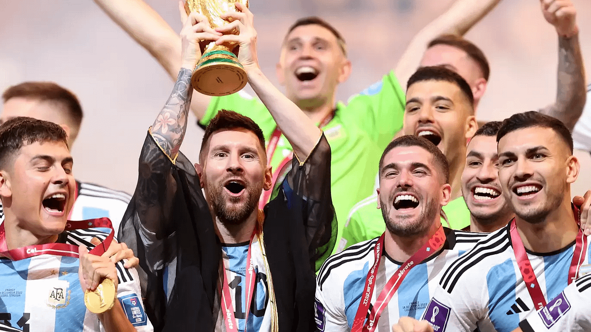 2022卡達世足賽阿根廷捧回冠軍杯,最大贏家不只是主將梅西方(中)(取自FIFA網站) 2022卡達世足賽阿根廷捧回冠軍杯,最大贏家不只是主將梅西方(中)(取自FIFA網站)