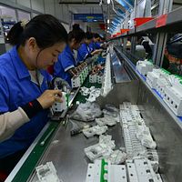 2025年4月15日。安徽省の伏陽市にある中国中部の電子デバイス工場で、工員がブレーカーを組み立てる。(AP) 2025年4月15日。安徽省の伏陽市にある中国中部の電子デバイス工場で、工員がブレーカーを組み立てる。(AP)