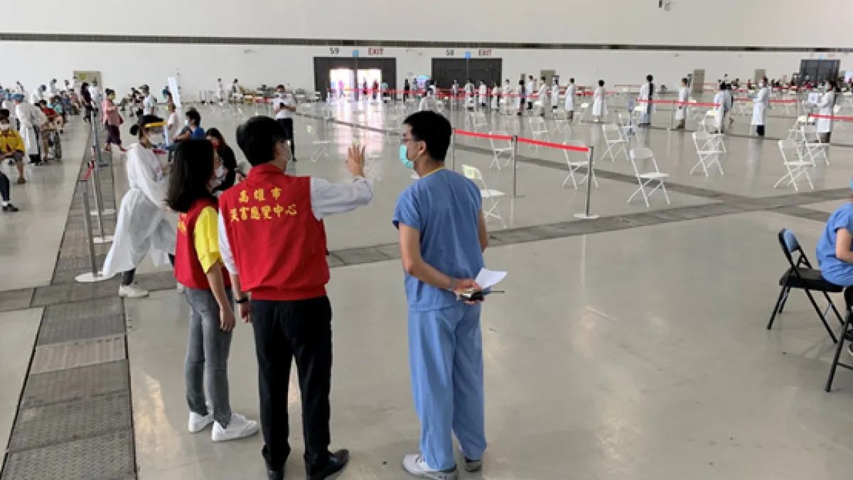 高雄市長陳其邁表示,每一個接種站,市府團隊都是徹夜規劃,燒腦思考,更到每一個接種站實際查看。(圖/翻攝陳其邁臉書)