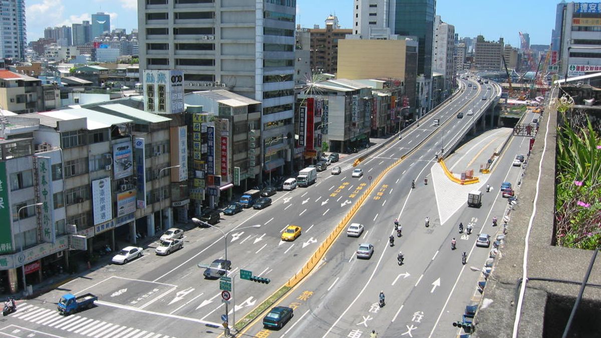 中博高架橋完工後,正式取代中博地下道,開始承擔高雄南北交通輸運工作,迄今已17年,拆除工程將在2月27日啟動。(圖/高雄市新聞局提供) 中博高架橋完工後,正式取代中博地下道,開始承擔高雄南北交通輸運工作,迄今已17年,拆除工程將在2月27日啟動。(圖/高雄市新聞局提供)