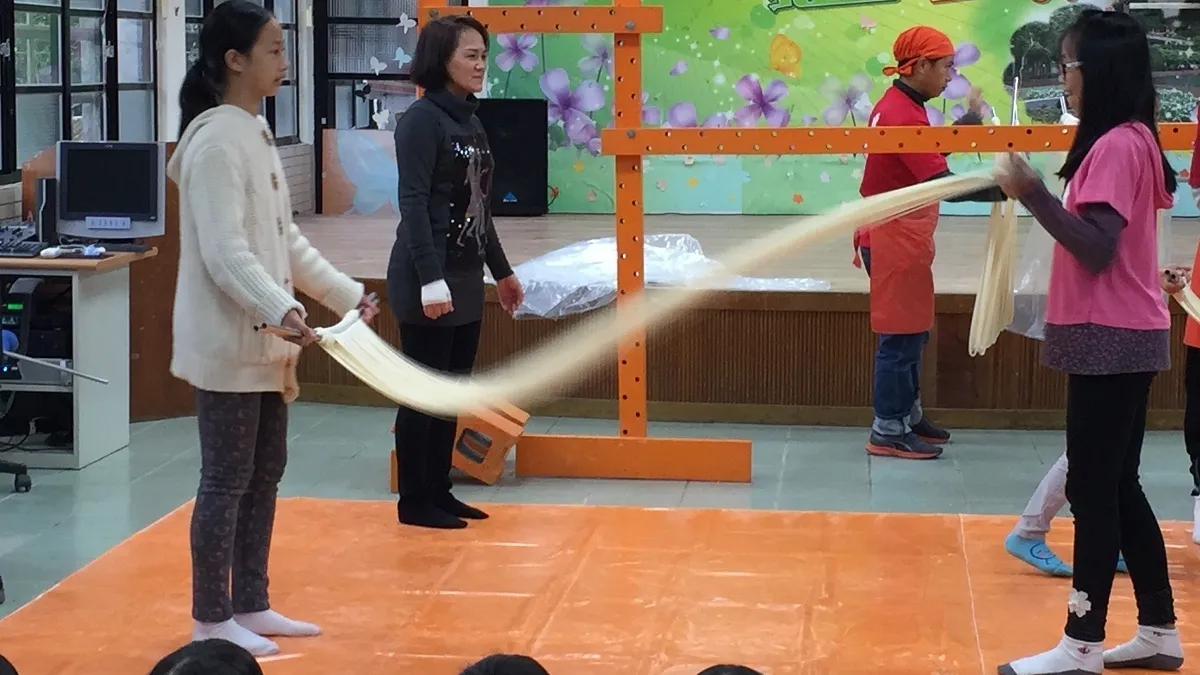 師生「甩、拉、放」 麵糰變成麵線