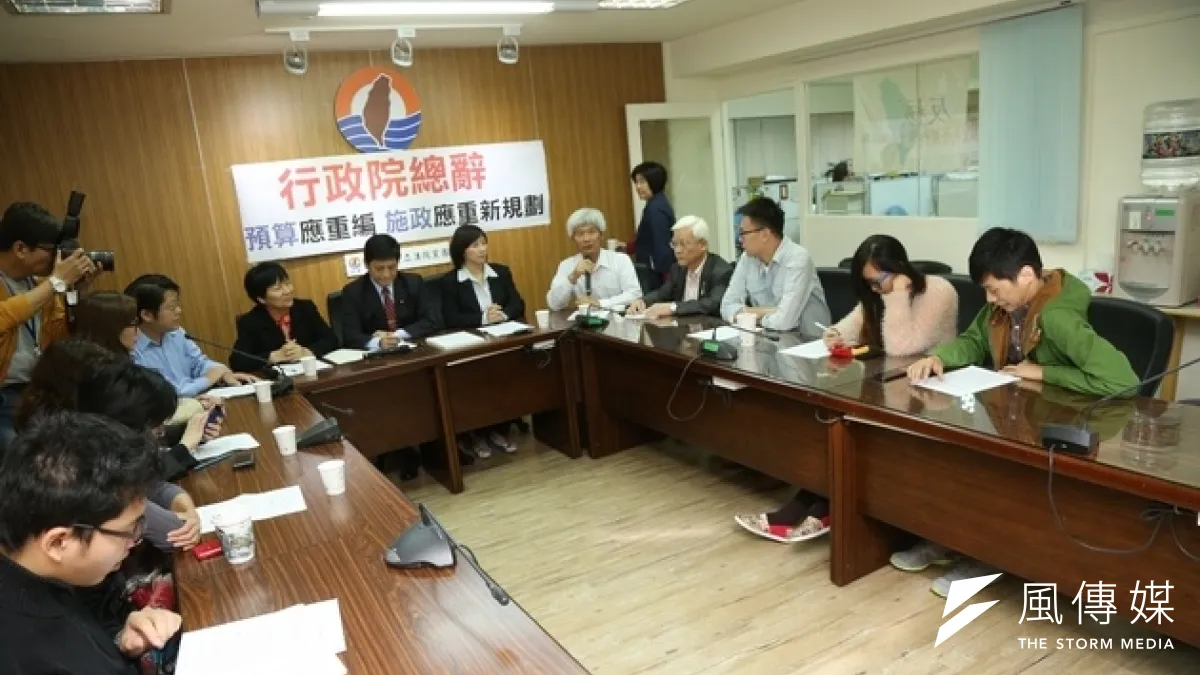 經濟民主連合召集人賴中強與林飛帆等人,上午則拜會台聯及民進黨團,表達希望退回政院版《兩岸協議監督條例》的訴求。(吳逸驊攝)