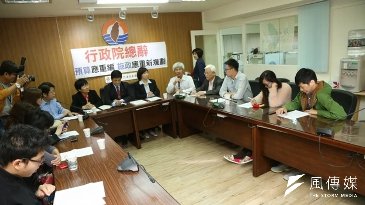 經濟民主連合召集人賴中強與林飛帆等人,上午則拜會台聯及民進黨團,表達希望退回政院版《兩岸協議監督條例》的訴求。(吳逸驊攝) 經濟民主連合召集人賴中強與林飛帆等人,上午則拜會台聯及民進黨團,表達希望退回政院版《兩岸協議監督條例》的訴求。(吳逸驊攝)