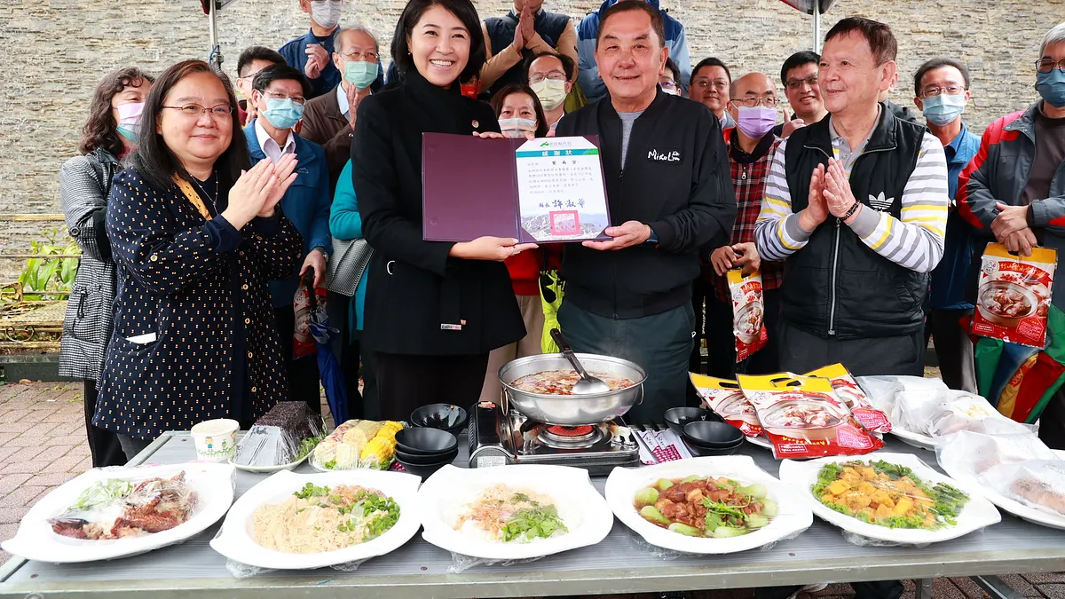 竹山鎮紫南宮長期回饋鄉里,補助學童就學費用,每年補助1,500萬元,今年更擴大補助對象至8個鄉鎮,預計受惠學生數將可達1萬人。(圖/南投縣政府)