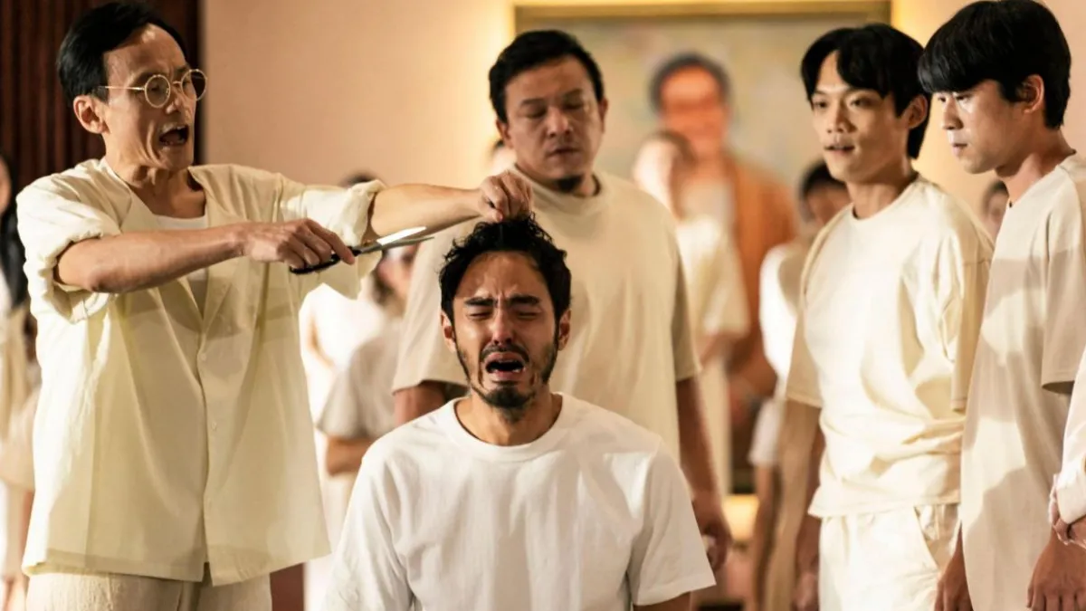 中國網友把浙江「如是書院」案稱為現實版《周處除三害》。圖為電影《周處除三害》中的靈修中心場景。(圖/取自imdb)
