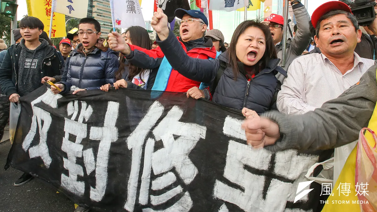 勞動部31日預告「鬆綁7休1」、「輪班間隔8小時」例外彈性適用行業。圖為民眾日前於立院周遭丟灑冥紙抗議,並高呼反對勞基法修惡。(資料照,陳明仁攝)