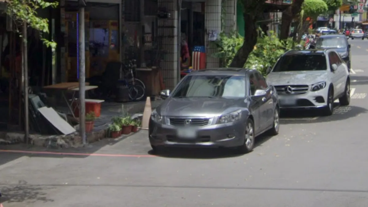 台灣違停亂象嚴峻,但有網友不解為何道路轉角處特別受到歡迎?(圖片來源/ Google Maps)