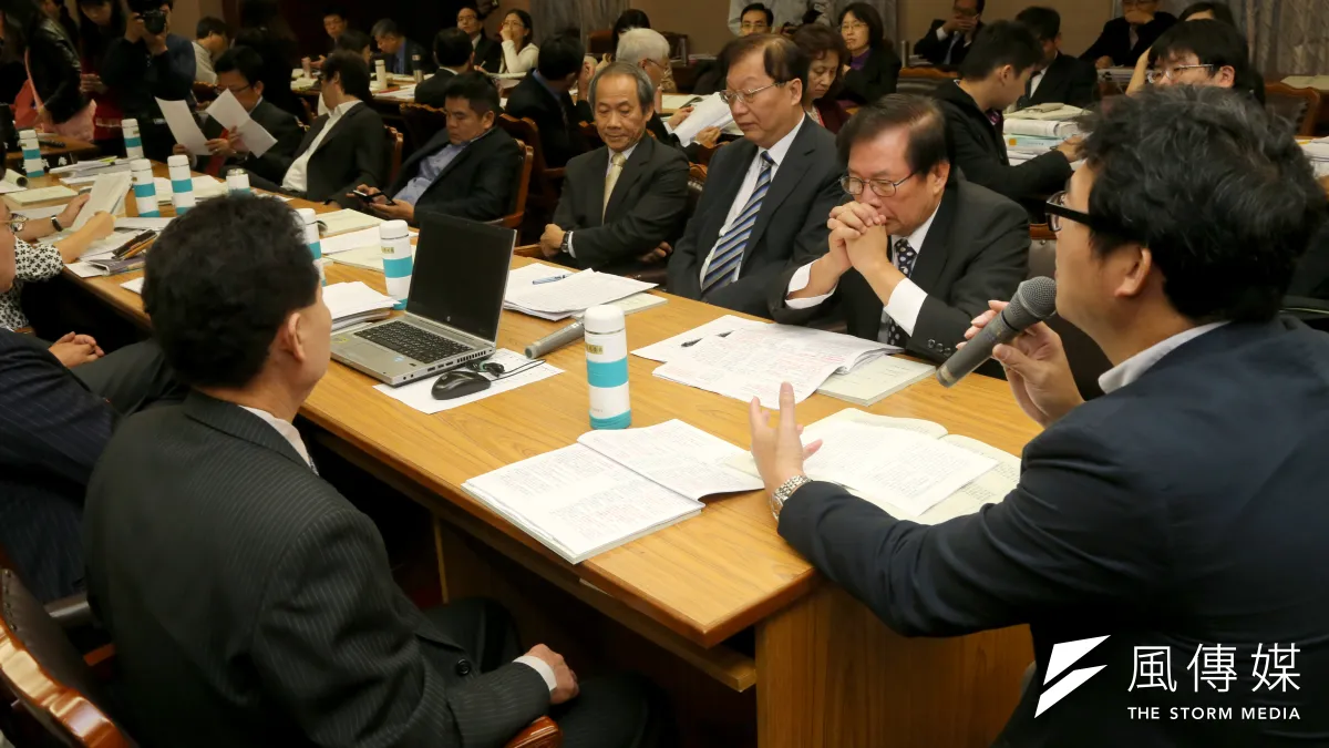 立院內政委員會審議公投法,民進黨籍召委姚文智(右一)與行政院祕書長簡太郎(右二)進行協商。(吳逸驊攝)