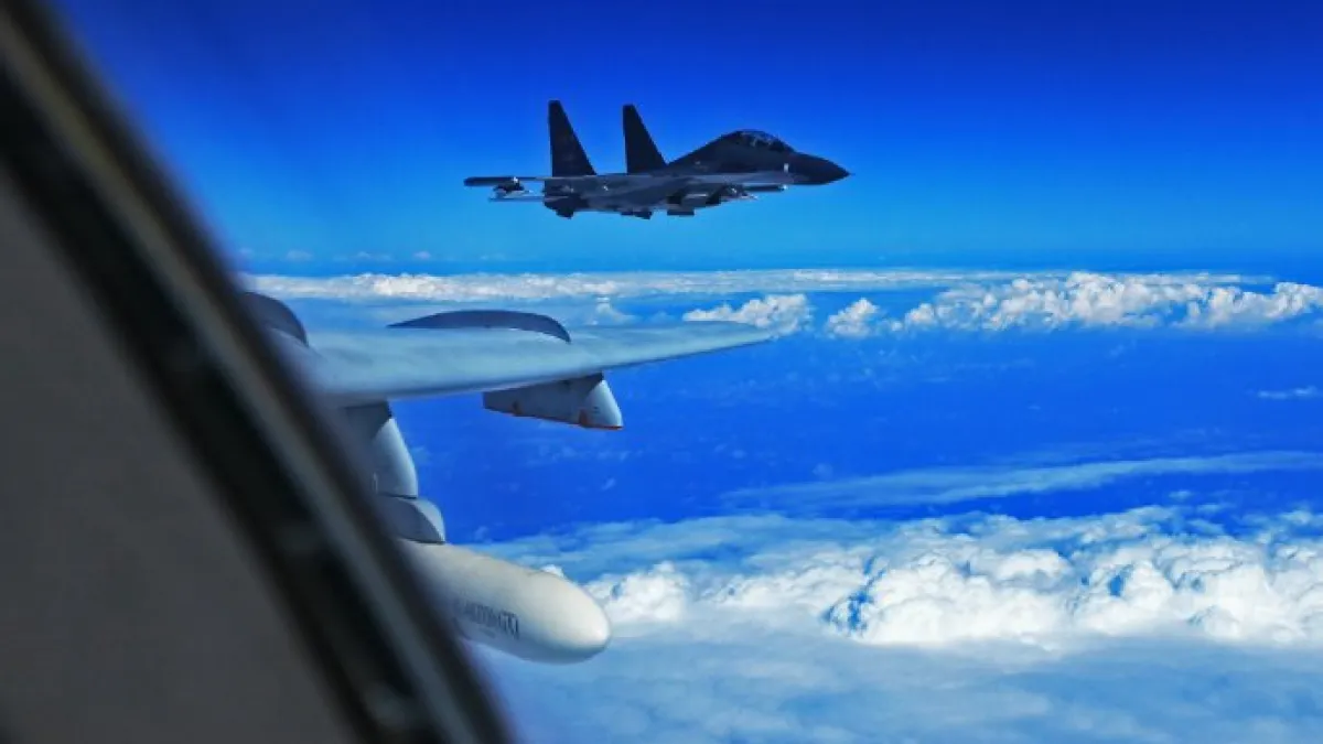中國軍機在西太平洋上空進行訓練。(空軍發布微博)