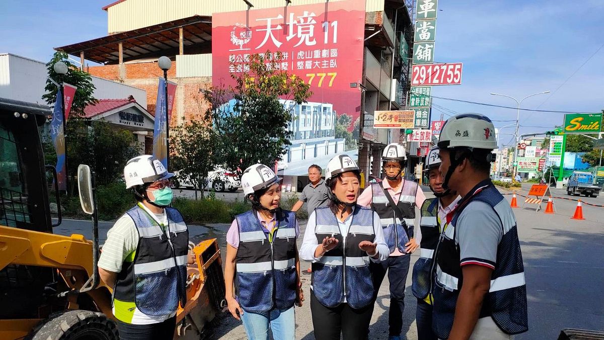 針對埔里鎮既有道路修復整建施工,政院中辦執行長蔡培慧會同埔里鎮長廖志城及議員陳宜君實勘中山路三段施工情形。(圖/行政院中部辦公室提供) 針對埔里鎮既有道路修復整建施工,政院中辦執行長蔡培慧會同埔里鎮長廖志城及議員陳宜君實勘中山路三段施工情形。(圖/行政院中部辦公室提供)