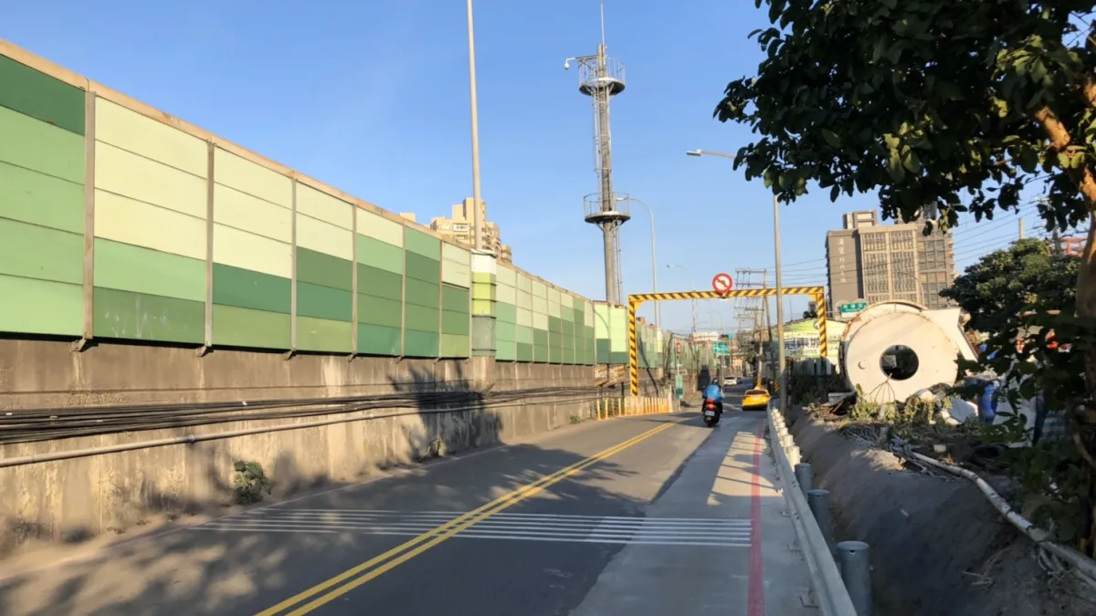 吉林街拓寬工程已將原先狹窄路面拓寬至7公尺,同時劃設車道分向標線,讓民眾能享用更舒適、安全的用路環境。 (圖/新北工務局提供)
