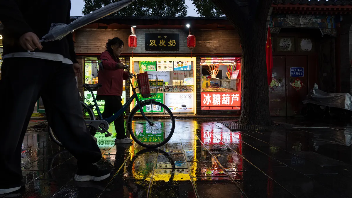2025年10月9日、雨上がりの北京南鑼鼓巷、観光客がこの人気観光エリアを行き来する様子。(AP通信) 2025年10月9日、雨上がりの北京南鑼鼓巷、観光客がこの人気観光エリアを行き来する様子。(AP通信)