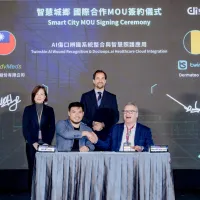 數產署黃雅萍副署長(左一)與比利時駐臺代表馬徹處長(Matthieu Baudouin A. Branders,右二)共同見證臺比智慧照護國際合作案簽署。(圖/數產署提供) 數產署黃雅萍副署長(左一)與比利時駐臺代表馬徹處長(Matthieu Baudouin A. Branders,右二)共同見證臺比智慧照護國際合作案簽署。(圖/數產署提供)