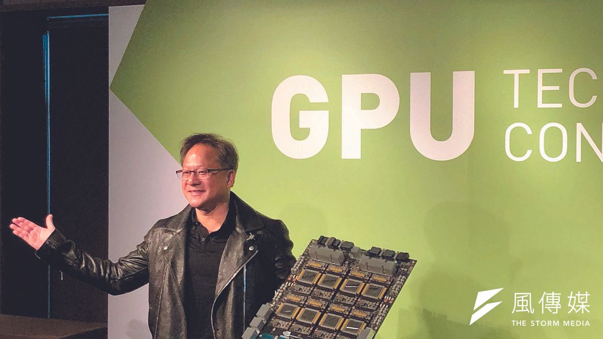 黃仁勳以生動活潑的方式示範新產品,贏得一堆輝達粉絲讚賞。(林哲良攝) 黃仁勳以生動活潑的方式示範新產品,贏得一堆輝達粉絲讚賞。(林哲良攝)