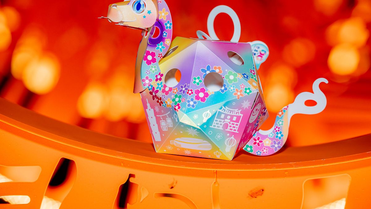 蛇をテーマに、台北市のランドマークとグルメを描いたランタン(写真提供:台北市政府観光旅遊局) 蛇をテーマに、台北市のランドマークとグルメを描いたランタン(写真提供:台北市政府観光旅遊局)