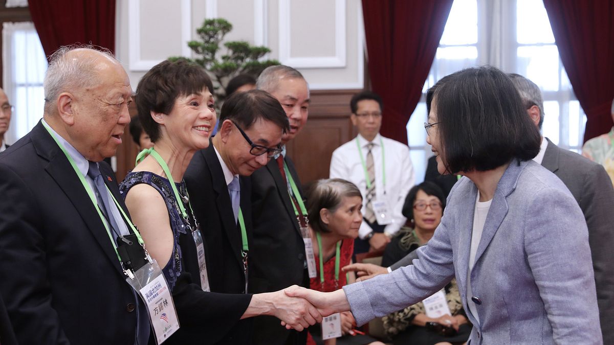 國民黨涉外關係幾乎斷線,綠營則全面舖建。圖為總統蔡英文接見僑社團體,盼借重僑社組織,踏實地推動外交工作。(總統府提供) 國民黨涉外關係幾乎斷線,綠營則全面舖建。圖為總統蔡英文接見僑社團體,盼借重僑社組織,踏實地推動外交工作。(總統府提供)