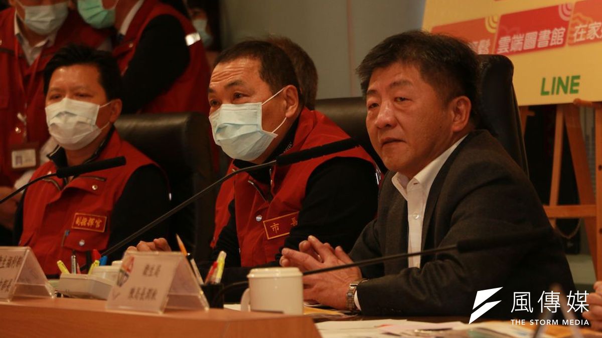 為強化逾5,000位居家檢疫對象追蹤管理並提供關懷,新北市今(20)日成立居家檢疫關懷中心,設置專線即時關懷居家檢疫者,衛福部部長陳時中也到場肯定致意。(圖/李梅瑛攝) 為強化逾5,000位居家檢疫對象追蹤管理並提供關懷,新北市今(20)日成立居家檢疫關懷中心,設置專線即時關懷居家檢疫者,衛福部部長陳時中也到場肯定致意。(圖/李梅瑛攝)