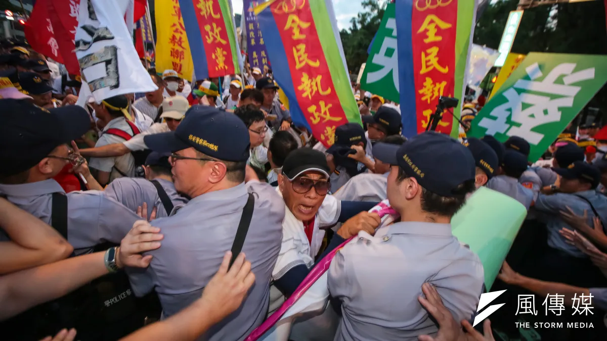 世大運19日晚間舉行開幕式,但卻遭反年改團體阻撓,抗議民眾也與警方發生推擠衝突,甚至有人丟擲煙霧彈。(資料照,顏麟宇攝)