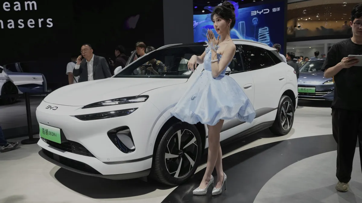 中國車銷量今年打敗日本成世界第一,圖為中國比亞迪海獅06 DM-i車型在上海車展亮相。(資料照片,美聯社)