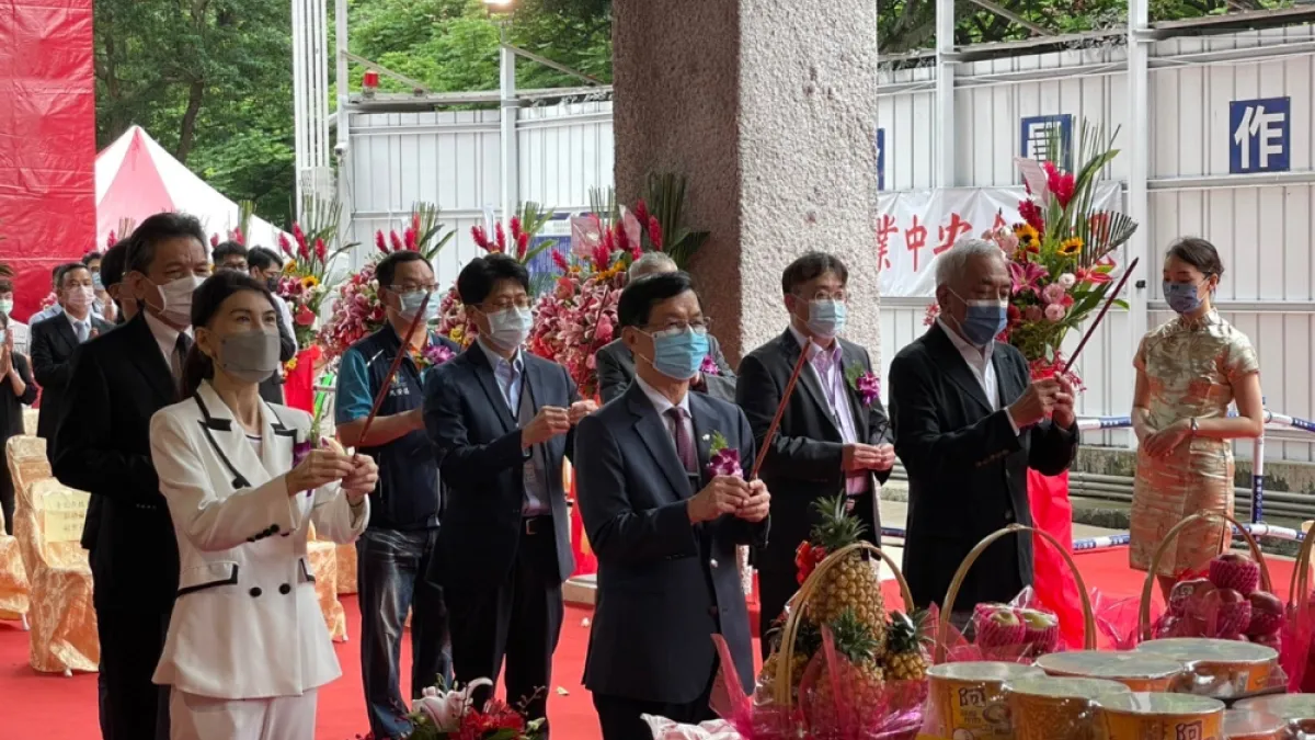 北市府推動都市更新,敦南安和公辦都市更新案於23日上午舉辦工程上樑典禮。 (圖/台北市政府都市發展局提供)