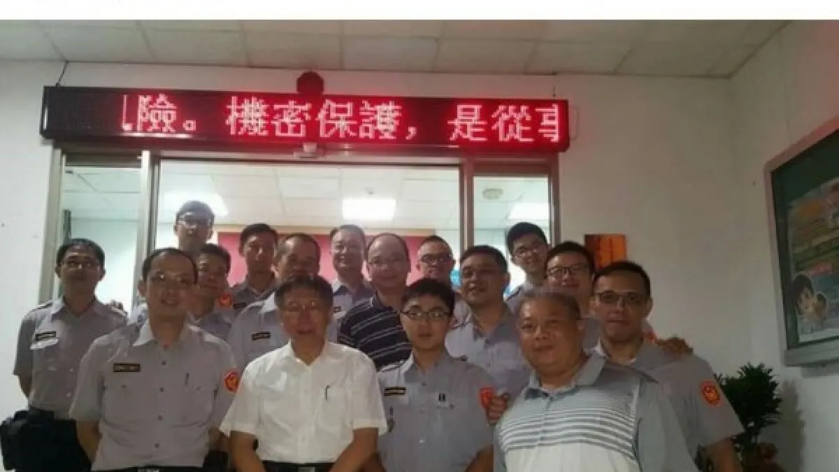 台北市長柯文哲在濺血事件後,無預警到轄區派出所慰問打氣,讓基層員警很窩心。(翻攝畫面)