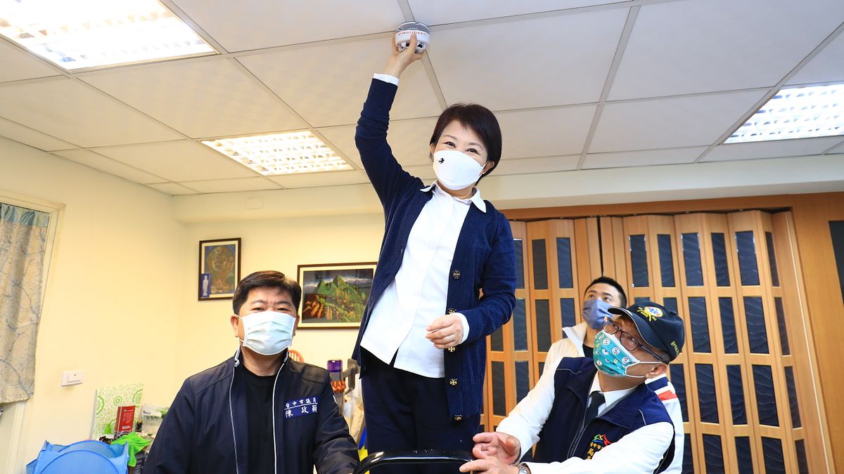 住警器記者會暨宣導活動13日在北區集玄宮舉辦,記者會結束後,盧市長特別前往鄰近一處民宅,親手為市民安裝住警器。(圖/台中市政府提供) 住警器記者會暨宣導活動13日在北區集玄宮舉辦,記者會結束後,盧市長特別前往鄰近一處民宅,親手為市民安裝住警器。(圖/台中市政府提供)