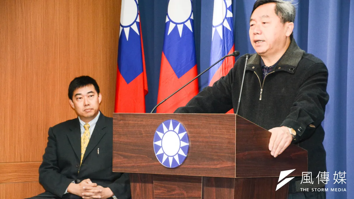 國民黨行管會主委邱大展28日抨擊黨產會程序違法不中立,左為葉慶元。(陳明仁攝)