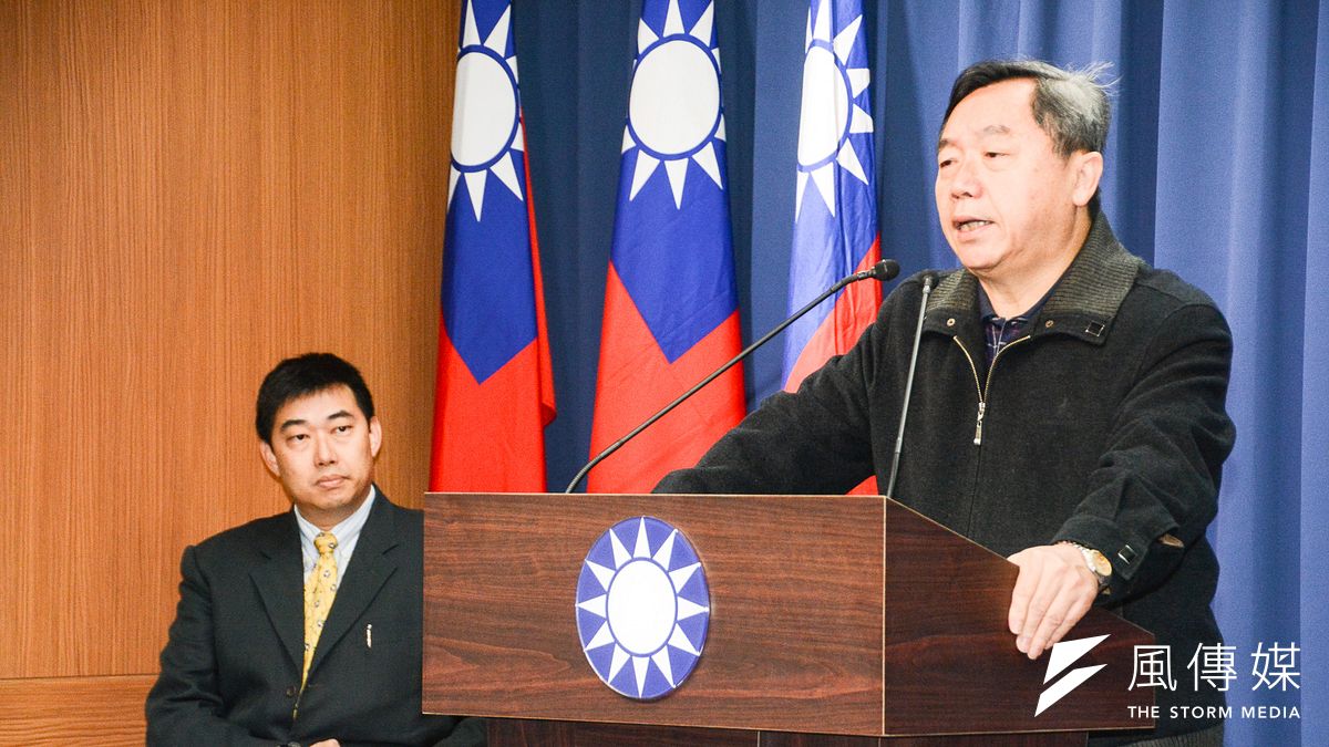 國民黨行管會主委邱大展28日抨擊黨產會程序違法不中立,左為葉慶元。(陳明仁攝) 國民黨行管會主委邱大展28日抨擊黨產會程序違法不中立,左為葉慶元。(陳明仁攝)