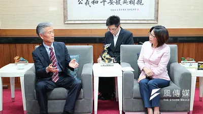 準總統蔡英文大學同學、高雄市議會議長康裕成(右),針對我國漁船在西太平洋「沖之鳥礁」附近海域捕魚爭議,康裕成對日方押人扣船的行為向日本交流協會高雄事務所新任所長中郡錦藏(左)表達異議。(楊伯祿攝)