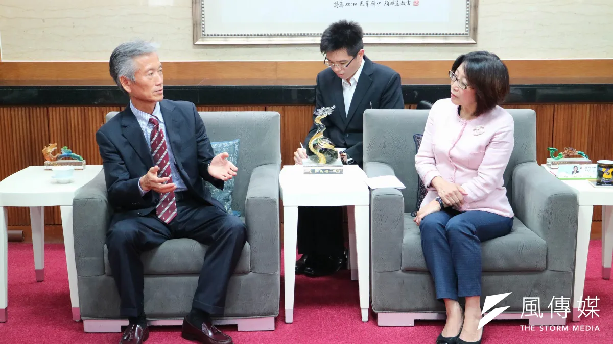 準總統蔡英文大學同學、高雄市議會議長康裕成(右),針對我國漁船在西太平洋「沖之鳥礁」附近海域捕魚爭議,康裕成對日方押人扣船的行為向日本交流協會高雄事務所新任所長中郡錦藏(左)表達異議。(楊伯祿攝)