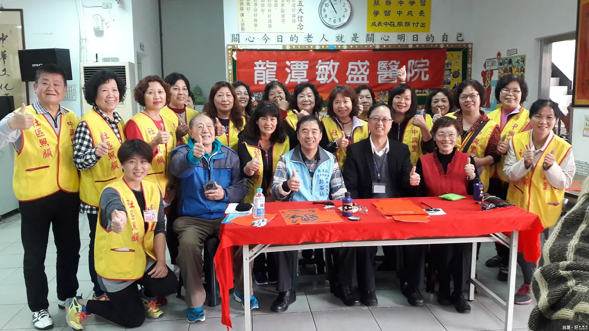 龍潭敏盛金雞報喜 名師社區揮毫贈春聯