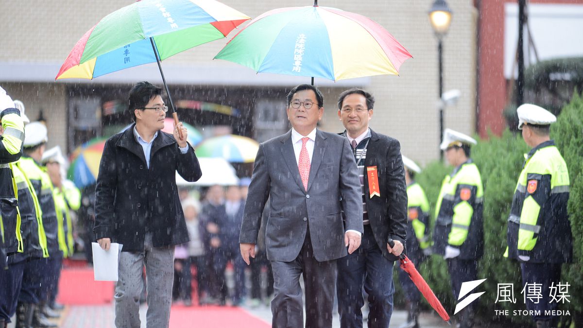 立法委員報到走紅毯,還由立院官員幫忙撐傘,引發爭議。(林俊耀攝) 立法委員報到走紅毯,還由立院官員幫忙撐傘,引發爭議。(林俊耀攝)