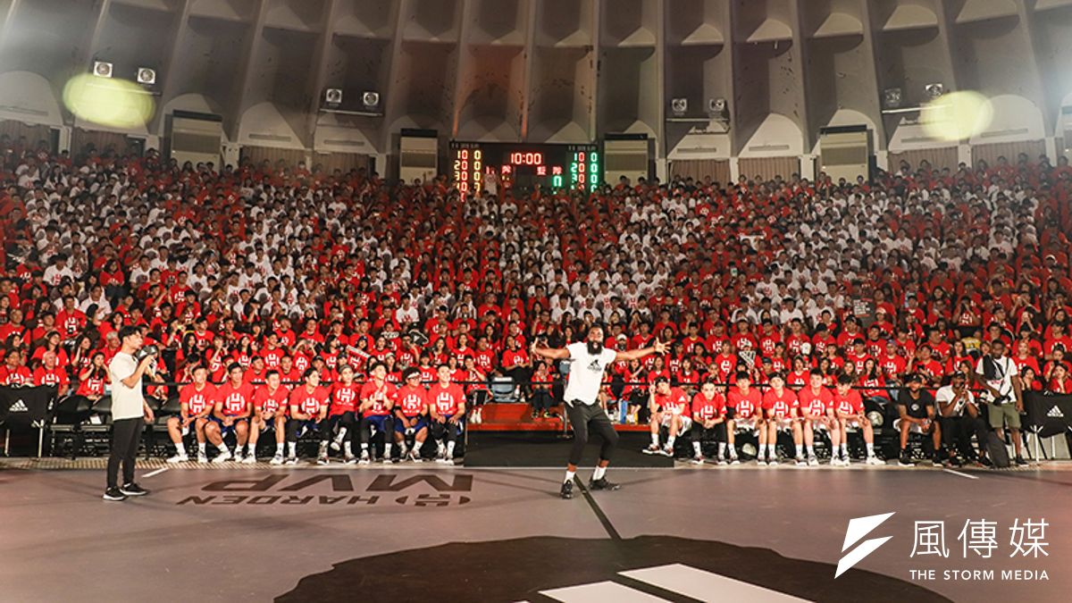 休士頓火箭明星後衛哈登,台灣行今天來到輔仁大學體育館進行球迷見面會,球迷特地排成MVP字樣來歡迎哈登。(圖/記者余柏翰攝) 休士頓火箭明星後衛哈登,台灣行今天來到輔仁大學體育館進行球迷見面會,球迷特地排成MVP字樣來歡迎哈登。(圖/記者余柏翰攝)