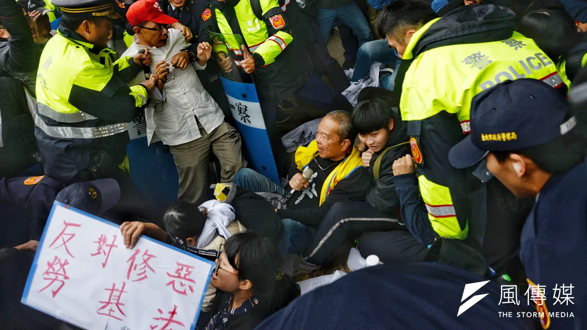 勞基法一年二修,最抓狂的是企業人資部門。圖為勞團及民團抗議勞基法衝突。(甘岱民攝)