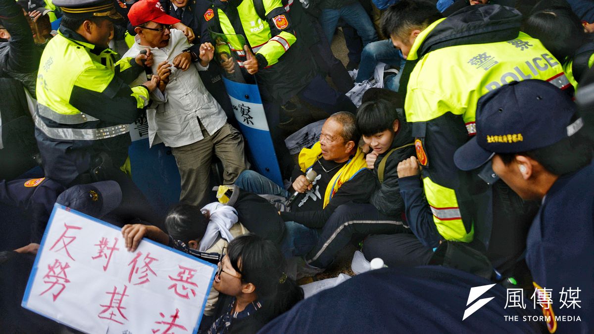 勞基法一年二修,最抓狂的是企業人資部門。圖為勞團及民團抗議勞基法衝突。(甘岱民攝) 勞基法一年二修,最抓狂的是企業人資部門。圖為勞團及民團抗議勞基法衝突。(甘岱民攝)