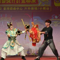 新和興總團第四代傳人江怡璇與金鷹閣電視木偶劇團共同演出。(圖/國立傳統藝術中心提供) 新和興總團第四代傳人江怡璇與金鷹閣電視木偶劇團共同演出。(圖/國立傳統藝術中心提供)