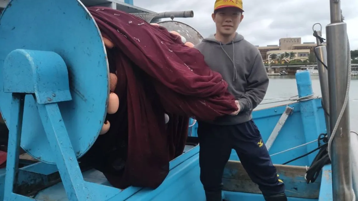 簡士凱希望青鱗魚的魚況可以豐收,有了收入、魚獲,未來才有機會去轉型成觀光或者展覽館等方式使得魚法可以永續傳承。(圖/簡士凱提供)