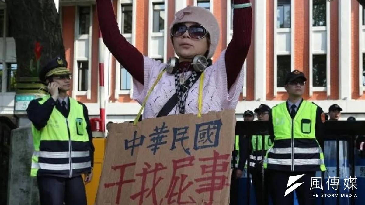 不滿教育部修改高中歷史課綱,台教會到教育部前抗議。(余志偉攝)