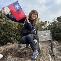 台湾出身の「島女子Lois」さんは長崎・五島列島に移住し、夫とともに多機能拠点「五島時光」を運営。地域に根差した交流と発信の場を築いている。 台湾出身の「島女子Lois」さんは長崎・五島列島に移住し、夫とともに多機能拠点「五島時光」を運営。地域に根差した交流と発信の場を築いている。