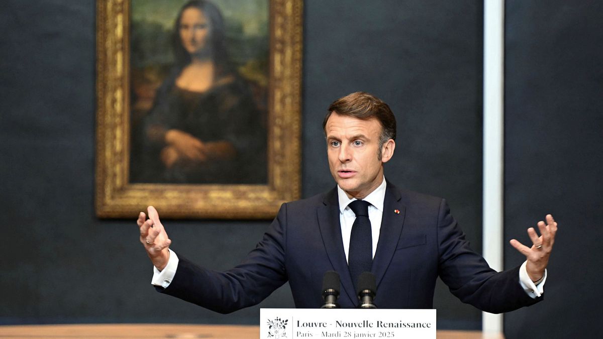法國總統馬克宏站在《蒙娜麗莎》畫作前,向外界解釋這次羅浮宮大整修計畫。(美聯社) 法國總統馬克宏站在《蒙娜麗莎》畫作前,向外界解釋這次羅浮宮大整修計畫。(美聯社)