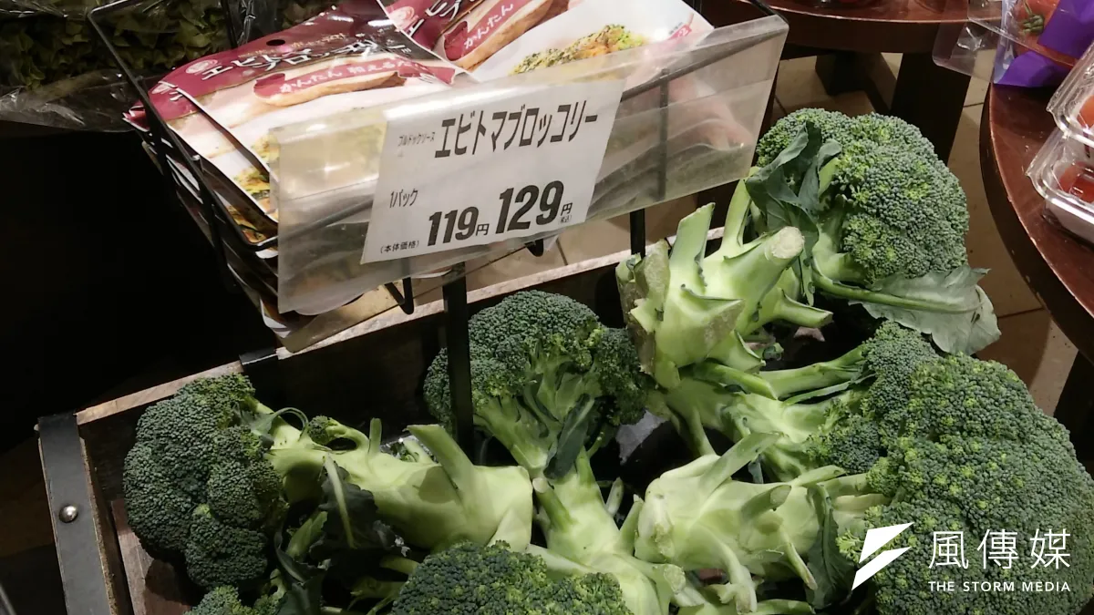 福島核災後,日本食品輸台引發爭議,圖為東京當地超市販售來自核災區5縣的蔬菜產品。(資料照,溫芳瑜攝)