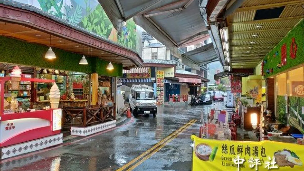 除了百貨公司,各大旅遊景點也人煙稀少。圖為日月潭,目前商圈冷清,甚至有些業者接不到訂單,直接乾脆暫停營業。(資料照,取自中評社)